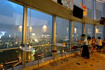 <p>ทานข้าวไปพร้อมกับชมวิวยามค่ำคืนของกรุงโตเกียว</p>