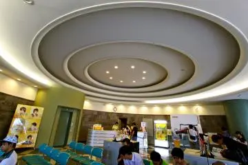 <p>หลังจากลงทะเบียนเรียบร้อยแล้วให้นั่งรอในบริเวณนี้ก่อน</p>