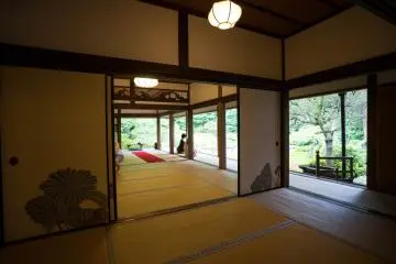 <p>Inside the building where you can experience tatami and take in the peace of the Japanese Garden and Temple</p>