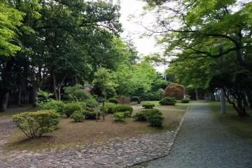 <p>Continue straight through the open square and take the path on the right to reach this garden</p>