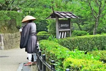 <p>A monk asking for alms</p>