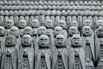 <p>ถ้ามีเวลาแวะชมรูปปั้น "จิโซ" นับร้อยองค์ในสวนของวัดฮาเซะเดระ(Hasedera Temple)</p>