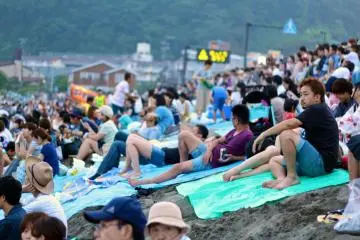 <p>อีกสองชั่วโมงจะเริ่มงานแต่ชายหาดYuigahama ก็เต็มไปด้วยผู้คนมากมาย</p>