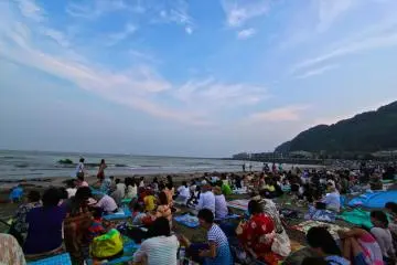 <p>ผู้คนเฝ้ารอดูภาพแห่งความประทับใจ</p>