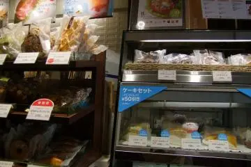 <p>Sweets and snacks</p>