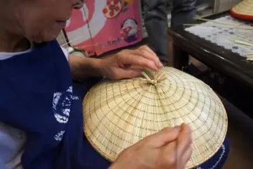 <p>The top is tied down with the remaining string and the grass is trimmed</p>