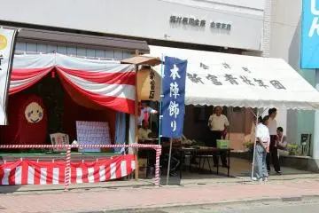 카나즈쵸 내의 각 본진에 이렇게 텐트가 쳐지고 장식품 구경꾼을 돌보고 있다