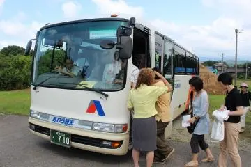 카나즈제 주중에는 지역 "아와라관광"이 무료인 "본진 장식물 견학 무료버스"를 운행한다. 아침 10시부터 2시간 간격으로 4편. 사전에 전화로 예약이 필요. 엄청난 인기로 순식간에 좌석이 메워진다