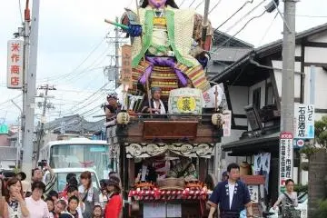 장식물 견학버스 투어는 도중 이런 산차의 순행과 피리 북춤의 봉납도 볼 수 있다.