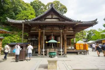 <p>A small temple building where you can pray and give an offering.&nbsp;</p>