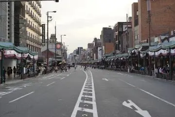 <p>The road was totally blocked for the festival.&nbsp;</p>