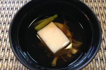 <p>Clear soup with water shields.</p>