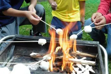 <p>Au menu:&nbsp;marshamallows&nbsp;fourr&eacute;s&nbsp;grill&eacute;s au feu de bois</p>