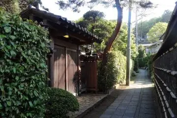 <p>ประตูรั้วบ้านของแต่ละหลังเป็นอีกสิ่งหนึ่งที่น่าดูชม</p>