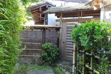 <p>ประตูรั้วบ้านของแต่ละหลังเป็นอีกสิ่งหนึ่งที่น่าดูชม</p>