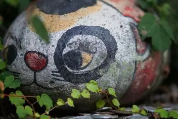 <p>Numerous&nbsp;lucky stone cats are hidden throughout the narrow streets. Find and pet all of them to have your wishes come true</p>