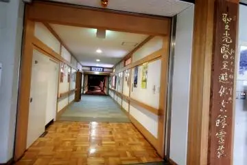 <p>At the end of the corridor is the Treasure House (Ruri Shobokaku), in which many Zen-related artifacts are displayed, including the national treasure, 'Universally Recommended Instructions for Zazen', written by the founder of Eiheiji Temple, Dogen Zenji</p>