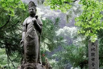 Another statue of the Goddess of Mercy along the walkway