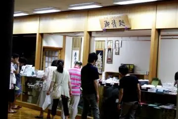 <p>You can buy Eiheiji-related goods here at the souvenir shop on the first floor in this hall</p>