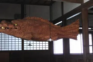 <p>This is called 'Hou', meaning, 'Fish Drum'. 'Hou' is the legendary Chinese fish, and this drum is beaten to call for monks at 2 p.m. to get them to take seats for lunch</p>