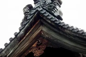 112년 된 기와 및 장식품