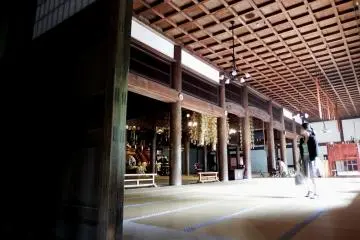 <p>A girl wandering in awe in the spacious Hattō (Lecture Hall) of Eiheiji Temple</p>