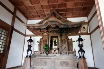 <p>There is the statue of 'Idasonten (Skanda) inside the alter; He was well-known as a fast runner?!</p>