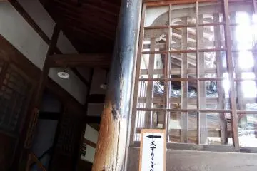 <p>Famous giant wooden pestle of Eiheiji Temple hanging from the ceiling of 'Daikuin (Kitchen)'. According to a trainee monk, if a woman touches it, she will become a better cook, if a man touches it, he will become a better flatterer...believing it or not is all up to you!</p>