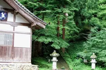 <p>'Yokushitsu (Bath)' in a forest</p>