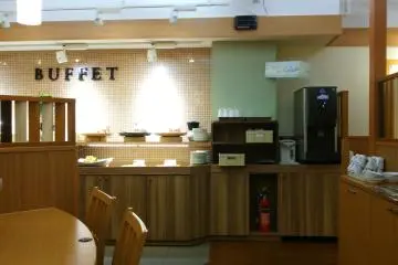 <p>At lunch and dinner time, there's a salad bar included with most main meals &nbsp;</p>