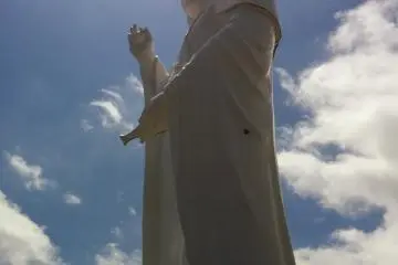 Membentang ke arah langit, patung ini terlihat dari berbagai sudut pandang di sekitar Sendai