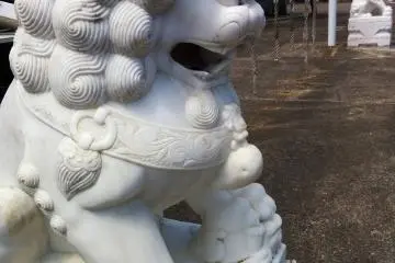 Hewan pelindung yang berjaga di kaki patung