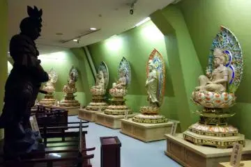 Lorong lantai pertama menampilkan 33 patung kannon dan patung sesuai dengan 12 hewan zodiak