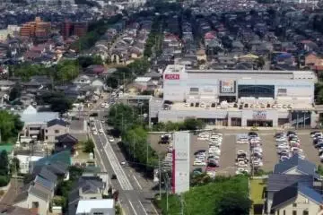 Pemandangan dari jendela lantai atas. Pada hari yang cerah Anda bisa melihat Samudra Pasifik!