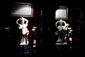 Beberapa dari 108 patung Buddha yang memenuhi lantai dari atas ke bawah di dalam patung