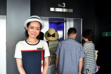 <p>The elevator lady with a pretty smile</p>