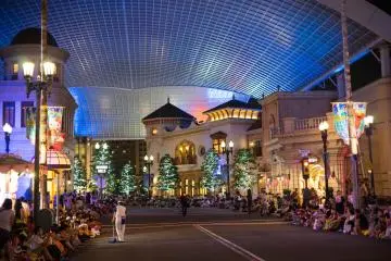 <p>With night fall, the lights are turned on and the place turns into something more magical. People are waiting for the Magical Starlight Parade.&nbsp;</p>