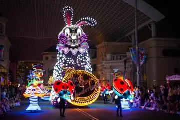 <p>Performers in costume, huge moving vehicles that are decorated.&nbsp;</p>