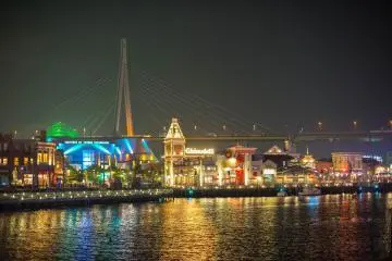 <p>There is a lake inside USJ where you can admire the lights and view.&nbsp;</p>