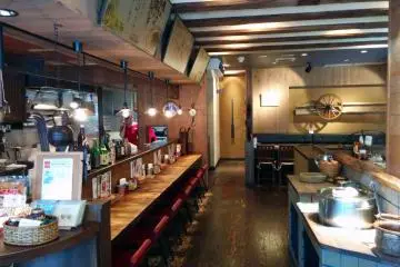 Restoran yang memiliki desain bergaya desa