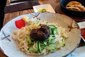 Jajamen sebelum dicampur dengan daging-miso pedas ke dalam mie
