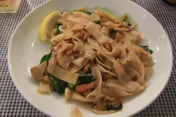 <p>"ก๋วยเตี๋ยวเส้นใหญ่ผัดขี้เมา"</p>