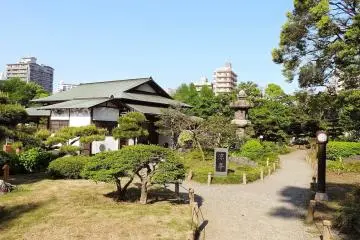 <p>โคมไฟหินอันใหญ่ที่ตั้งอยู่หน้าเรือนน้ำชา (tea house) ของสวน</p>
