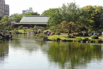 <p>สระน้ำกว้างใหญ่ ที่มีอาณาเขตมากกว่าครึ่งของพื้นที่สวนทั้งหมด</p>