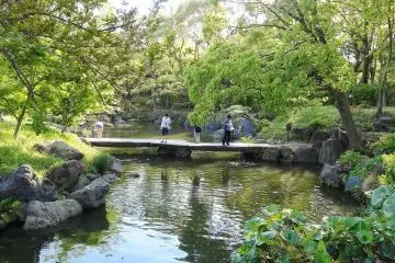 <p>นอกจากก้อนหินใหญ่ที่วางเรียงรายแล้วก็ยังมีสะพานหินแบบธรรมชาติ</p>