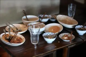 <p>ถ้วยชามก็ยังเป็นแบบลายไทยๆ</p>