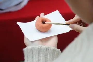 <p>Avant de boire le th&eacute; qui est assez amer, il est n&eacute;cessaire de manger une sucrerie japonaise nomm&eacute;e wagashi</p>