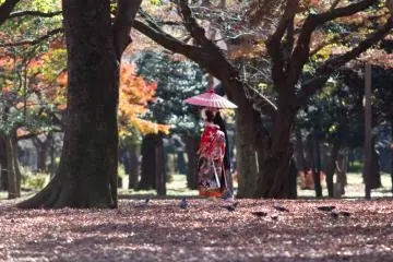 Japanese couple strolling around in the park (Photo: Stefan Bauer)