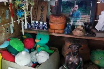 <p>Dlam kuil kappa ada berbagai macam mainan dan patung kappa kecil</p>
