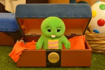 <p>Gachapin in a suitcase at the theme cafe!</p>